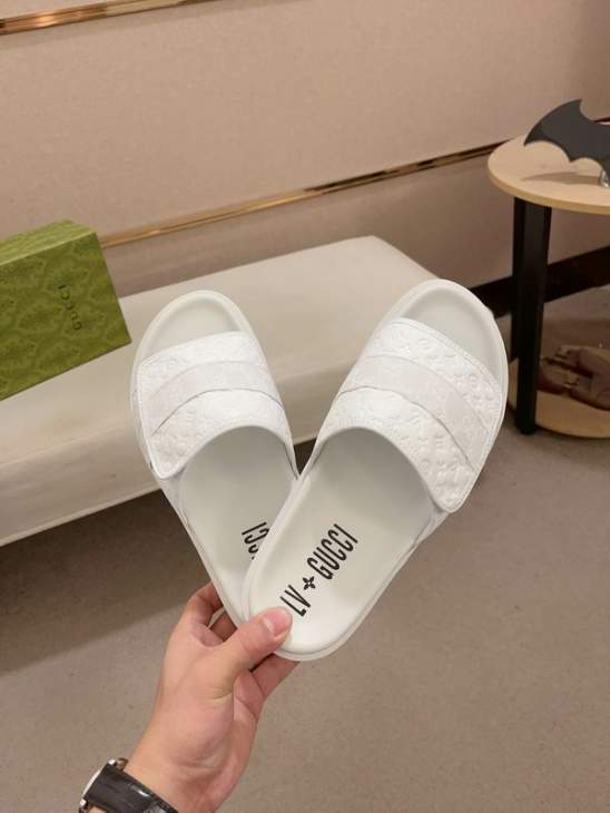 Picture of Louis Vuitton Slippers _SKULVsz38-44mnf05321295